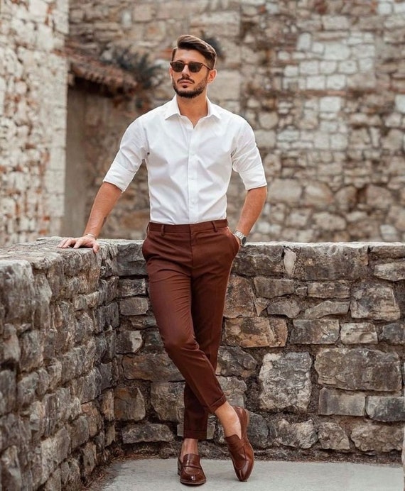 Hombre elegante camisa blanca pantalón marrón para -