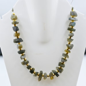 Natürliche Labradorit Rough Nugget Bead 7 bis 15mm unpolierte rohe Perlen 4-Zoll-Stränge Labradorit Kristall roher Labradorit für Frauen Schmuck
