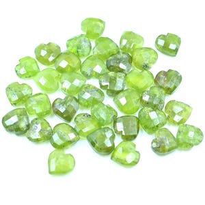 AAA ベソナイト ハートシェイプ ブリオレット、天然ベソナイト ファセット ハートシェイプ ジェムストーン ビーズ、ルース ハンド カービング ビーズ、グリーン ハート ビーズ 10 MM