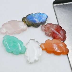 Peut inclure: Six cabochons de pierres précieuses en forme de feuille dans différentes couleurs, notamment rose, vert, clair, bleu, orange et rouge.