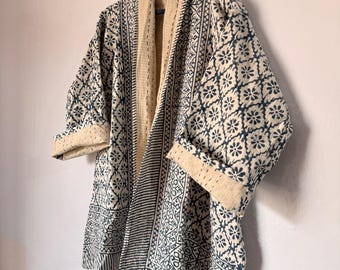 Indigo Kantha quiltad kimonojacka, diamantmönster, medellång bomullsmorgonrock