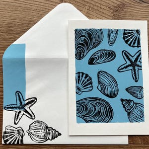 Tarjeta Linoprint "Conchas en el mar" con sobre