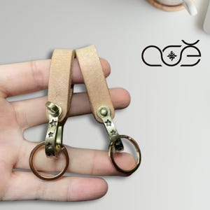 ハンドメイドのヴィンテージ本革キーホルダー、真鍮製Dバックルリング付き、レザーカーキーホルダー、お父さんへのレザーギフト