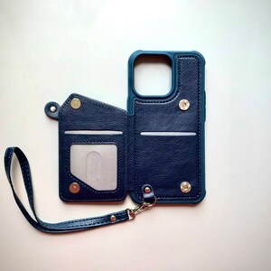 Personalisierte iPhone Handytasche aus veganem Leder mit Riemen für iPhone 13/ iPhone 12/ iPhone 11/ iPhone 8/ iPhone 7/ iPhone XS/ iPhone SE 2nd Gen