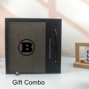 カスタム ヴィーガン レザー ノートブック、パーソナライズされた彫刻が施されたマット ソフト カバー ジャーナル、A5 サイズ オフィス ノートブック、ビジネス ギフト コンボ