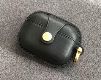 Handgefertigte Premium Kopfhörerhülle aus Rindsleder für die AirPods Pro/ Pro 2/ Pro 3/ AirPods 3/ 4, AirPods Case aus Leder einteilig mit Schnalle