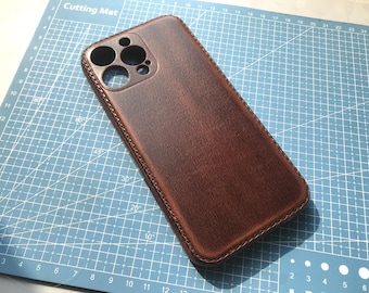 Funda de piel de vacuno premium hecha a mano para iPhone 17, iPhone 16, iPhone 15, iPhone 14 y iPhone 13. Funda de piel con grabado personalizado.