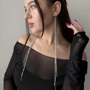 Extra långa örhängen med fransar i silver, Minimalistiska hängande örhängen i rostfritt stål, Konstiga örhängen, Kvällskläder, Ravesmycken