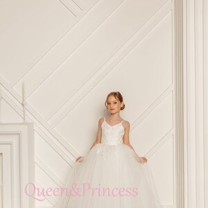 One-Shoulder Sleeveless Flower Girl Dress with Satin High-Low Skirt and Embellished Waist for Weddings and Formal Occasions