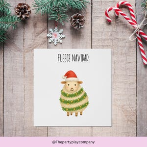 Puede incluir: Una tarjeta cuadrada con el texto "FLEECE NAVIDAD" encima de una oveja de dibujos animados con un gorro de Papá Noel y una guirnalda. La tarjeta está rodeada de decoraciones navideñas, incluyendo ramas de pino, copos de nieve y bastones de caramelo.