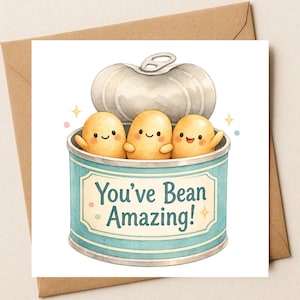 Op de afbeelding: Vierkante wenskaart met een aquarel illustratie van drie lachende boonvormige karakters in een blik. Het blik is lichtblauw met de tekst "You've Bean Amazing!" op de voorkant. De kaart ligt op een bruine envelop.