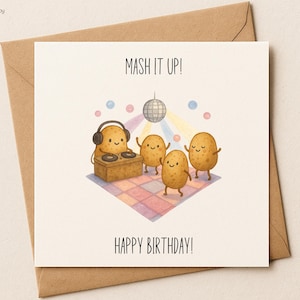 Op de afbeelding: Verjaardagskaart met cartoon aardappelen. Eén aardappel is een DJ met een koptelefoon, de anderen dansen. De kaart zegt "MASH IT UP!" en "HAPPY BIRTHDAY!" op een witte achtergrond, met een discobal.