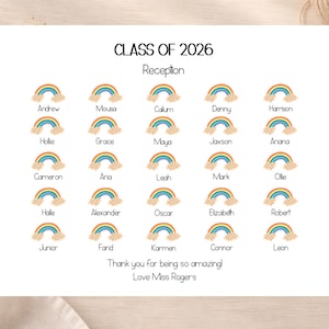 Könnte beinhalten: Eine weiße Karte mit dem Text "CLASS OF 2026 Reception" und Namen unter Regenbogen-Illustrationen. Die Karte enthält auch den Text "Thank you for being so amazing! Love Miss Rogers."