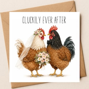 Könnte beinhalten: Eine quadratische Grußkarte mit einer Aquarellillustration von zwei Hühnern, die für eine Hochzeit gekleidet sind. Die Henne trägt einen Blumenkranz und einen Schleier und hält einen Blumenstrauß, während der Hahn eine schwarze Fliege trägt. Der Text CLUCKILY EVER AFTER steht darüber.