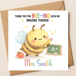 Könnte beinhalten: Eine farbenfrohe Grußkarte mit einer Cartoon-Biene, die einen Bleistift und eine Tafel mit einem A+ hält. Die Karte trägt die Aufschrift "Thank you for BEE-ING such an AMAZING TEACHER" und "Mrs Smith" in Regenbogenfarben.