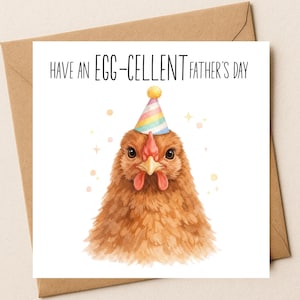 Puede incluir: Una tarjeta de felicitación cuadrada con una ilustración en acuarela de una gallina marrón que lleva un gorro de fiesta a rayas pastel con un pompón amarillo. El texto en la parte superior dice HAVE AN EGG-CELLENT FATHER'S DAY en letras negras.
