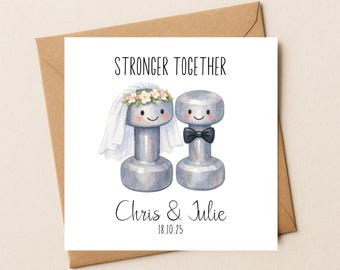 Divertida tarjeta de boda con temática de gimnasio: Más fuertes juntos: Pesas personalizadas para los novios con sus nombres.