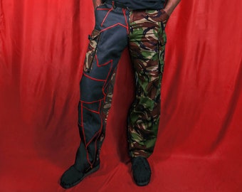 Pantalones de combate de camuflaje militar vintage reelaborados con parches de cuero. ÚNICOS EN SU TIPO.