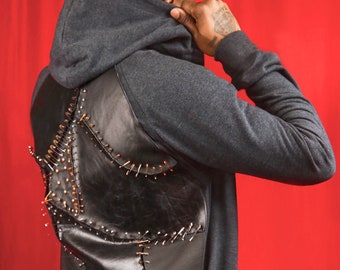 Sudadera con capucha gris oscuro. Fabricada con botellas de plástico recicladas y retales de cuero.