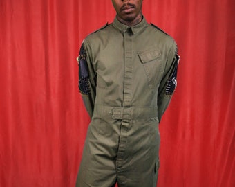Mono militar vintage. Mono. Bordado a mano. Cuero reciclado. Único.