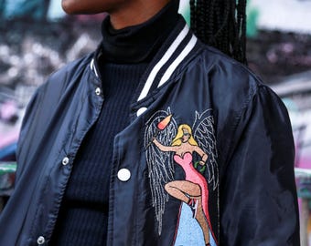 Chaqueta bomber vintage bordada a mano: única en su tipo