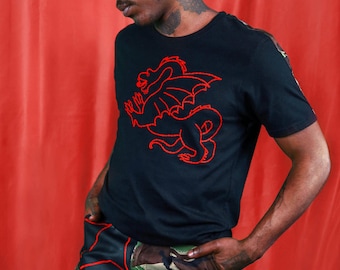 Camiseta negra. Bordada a mano. Hecha con botellas de plástico recicladas. Mitología griega. Única.