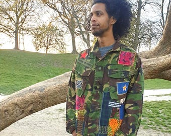 Chaqueta militar de camuflaje vintage reelaborada con bordado a mano y patchwork - ÚNICA EN SU TIPO