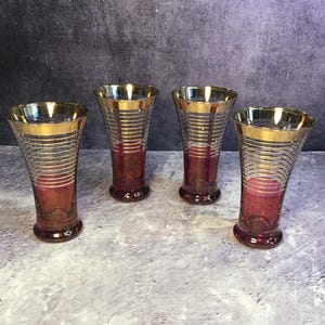 Juego de 4 copas de licor grandes vintage de mediados de siglo, en rojo rubí y dorado, vasos de chupito altos de arándano y dorado, años 50, artículos de bar vintage.