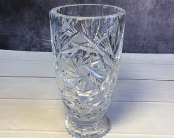 Vintage kristallen vaas met pinwheel- of starburst-geslepen ontwerp en zaagtandrand