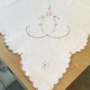 Vintage Embroidered Scallop-Edged Linen Tablecloth