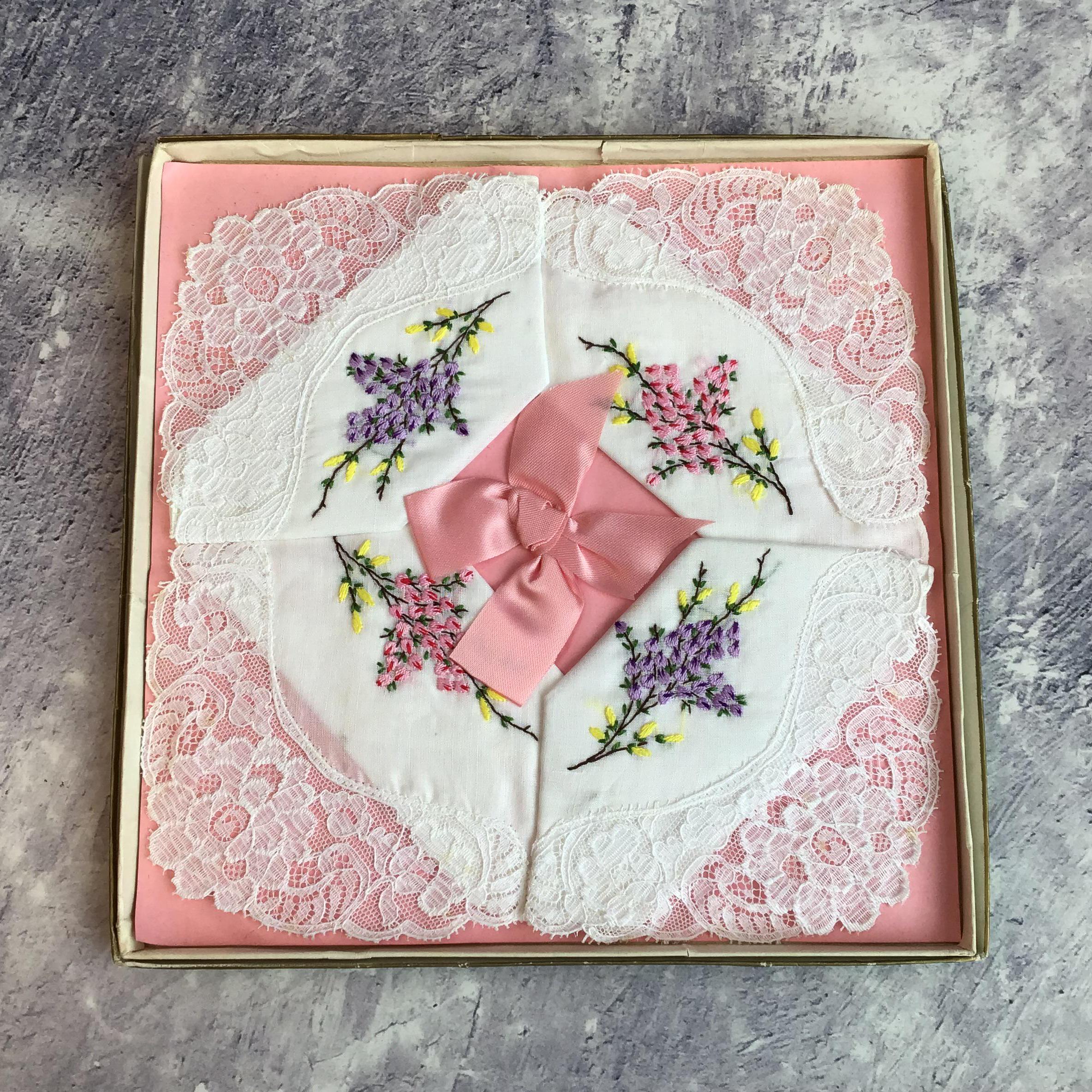 Beautiful Vintage Set of 4 Linen Lawn Handkerchiefs With Floral Embroidery and Lace Corners In Original Box, Vintage Hankies
