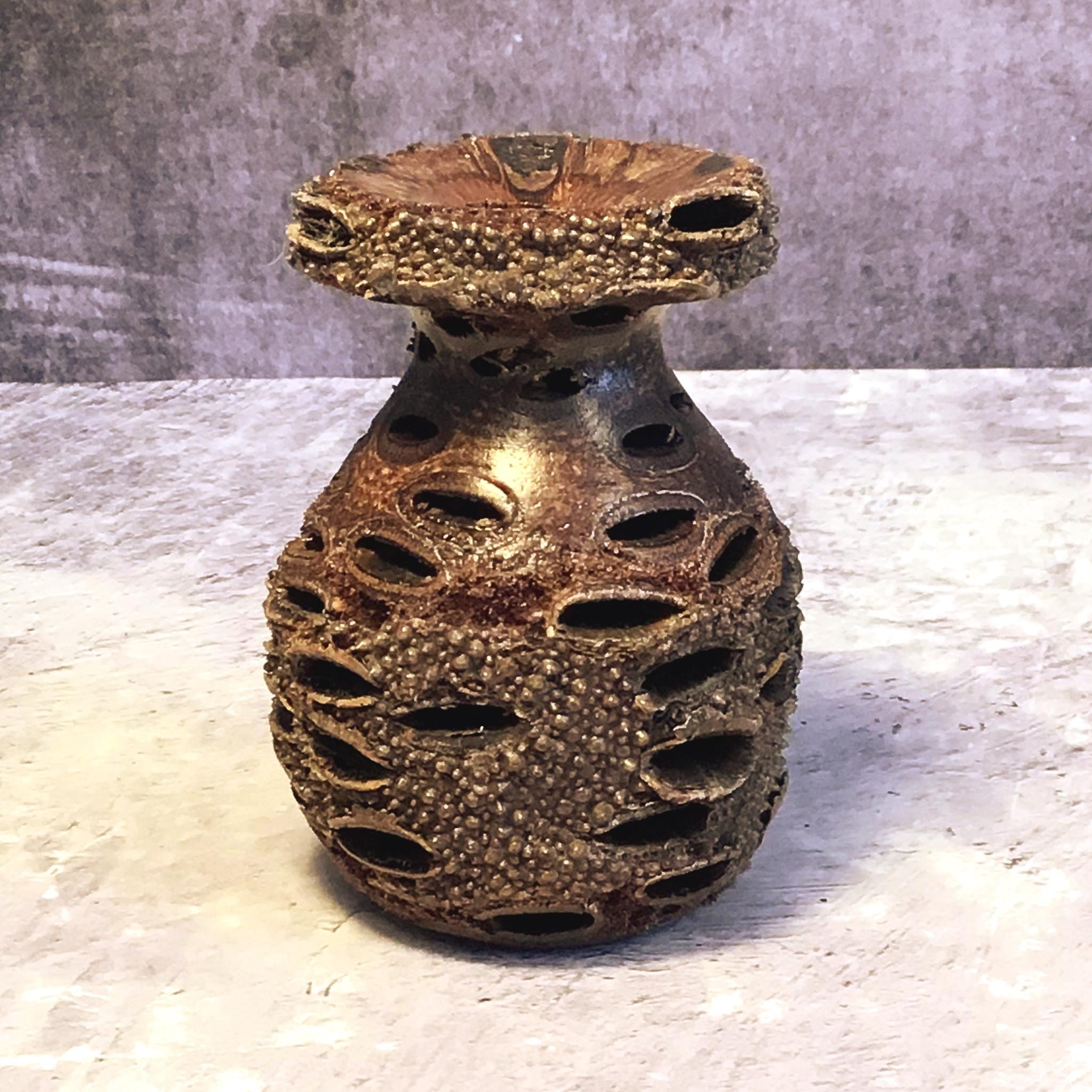 ヴィンテージのバンクシアナッツの花瓶：手回しで作られた