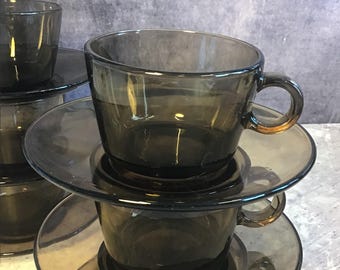 Vintage Mid Century Vereco France Braun Rauchglas Kaffeeset, 6 x 1970er Jahre Französische Glastassen und Untertassen