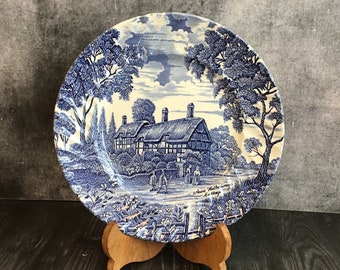 Puede incluir: Plato de cerámica azul y blanco con una escena de cabaña y el texto "Anne Hathaway's Cottage".