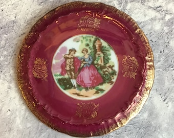 Plaque murale / Assiette murale vintage en porcelaine de Chine rubis et or - Scène de couple dans la cour de France