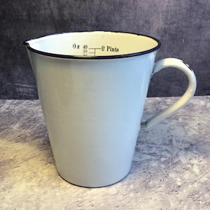 Vintage Blue and White Enamel Ware Measuring Jug, 2 Pint / 40 Ounce Measuring Cup, Vintage Kitchenalia