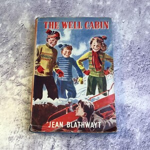 Libro de misterio infantil antiguo: La cabaña del pozo de Jean Blathwayt con sobrecubierta original