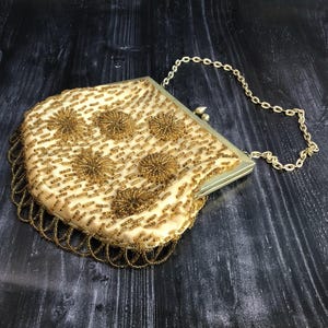 ヴィンテージゴールド香港ビーズイブニングバッグ、ビーズフリンジと折りたたみ式キャリーチェーン付き