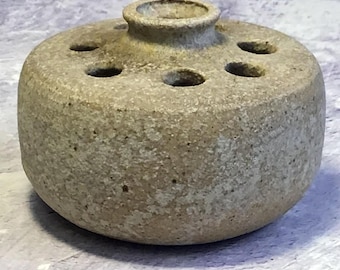 Vintage Ierse studio aardewerk bloemenkikker uit het midden van de eeuw, jaren 1970 gespikkelde Dun-Caoin aardewerk kussenvaas uit Ierland