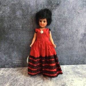 Oanvänd vintage LINDA modedocka i slitstark plast från 1950-/60-talet i spansk klänning med original svängetikett