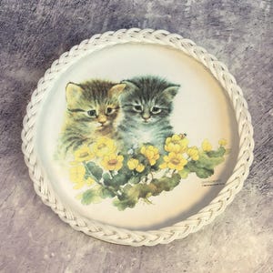 Vintage 1980s Round Melamine Drinks Tray With White Plastic Woven Sides and Pretty Picture of 2 Kittens, Signed Giordano 1983