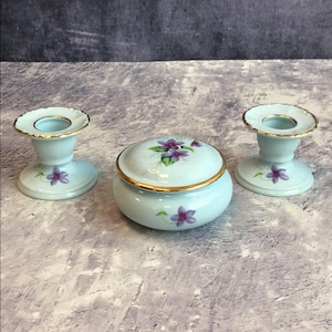 Snygg vintage Adderley benporslin himmelsblå och lila violer prydnadskruka och par korta ljusstakar, sminkbordsset