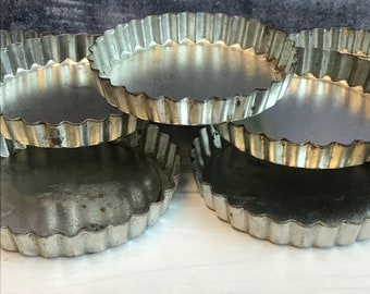 Set van 8 vintage gecanneleerde metalen patisserie bakvormen met losse bodem, taartje / mini taart / flan bakvormen, individuele taartpannen