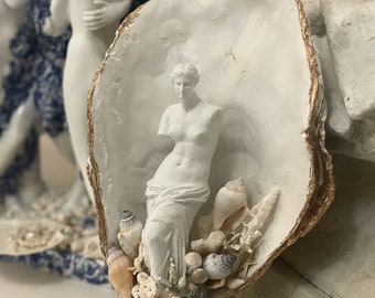 ミロのヴィーナスを象った牡蠣の殻の装飾：手作りのギリシャの女神像