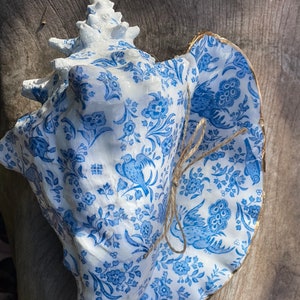 Große Muschel, Chinoiserie, blau und weiß, weiß und blau, dekoratives Ornament, Ornament, Wohnkultur, Blumenmuster, Decoupage Muschel