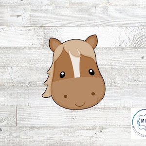 Peut inclure: Un emporte-pièce en forme de tête de cheval marron et blanc avec un sourire amical. L'emporte-pièce est en métal durable et est parfait pour créer de jolis biscuits en forme de cheval.