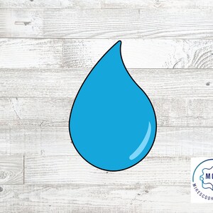 Könnte beinhalten: Ein blauer Ausstecher in Form eines Wassertropfens, ein schlichtes Design mit abgerundeter Form. Der Ausstecher befindet sich auf einem weißen Holzgrund.