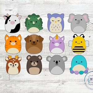 Op de afbeelding: Een set van 12 koekjesvormen met verschillende dierenontwerpen, waaronder een koe, een dinosaurus, een uil, een olifant, een kat, een hond, een eenhoorn, een bij, een hert, een beer, een koala en een octopus. De vormen zijn gemaakt van metaal en hebben een zilveren afwerking.