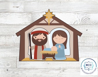 Puede incluir: Un pesebre de madera marrón con una estrella amarilla en la parte superior. Dentro de la escena hay tres figuras: un hombre con barba y una túnica roja, una mujer con el pelo largo y castaño y una túnica azul, y un bebé en un pesebre.