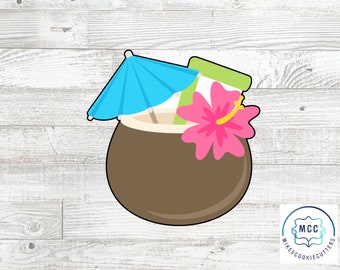 Puede incluir: Un cortador de galletas de coco marrón con una sombrilla azul y blanca, una pajita verde y una flor de hibisco rosa. El cortador de galletas está diseñado para hacer galletas con temática tropical.